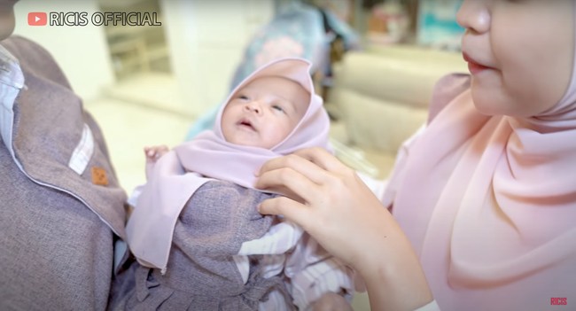 Setelah dipakaikan kerudung penampilan baby Moana jadi makin terlihat menggemaskan. Dengan wajah imutnya, anak pertama Ria Ricis dan Teuku Ryan itu jadi seperti boneka hidup. Foto: YouTube/Ricis Official