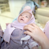 Setelah dipakaikan kerudung penampilan baby Moana jadi makin terlihat menggemaskan. Dengan wajah imutnya, anak pertama Ria Ricis dan Teuku Ryan itu jadi seperti boneka hidup. Foto: YouTube/Ricis Official