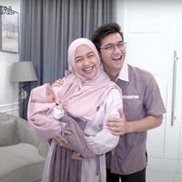 Kompak dengan baby Moana, Ria Ricis dan Teuku Ryan juga tampak mengenakan pakaian senada. Ketiganya terlihat bahagia berfoto bersama. Foto: YouTube/Ricis Official