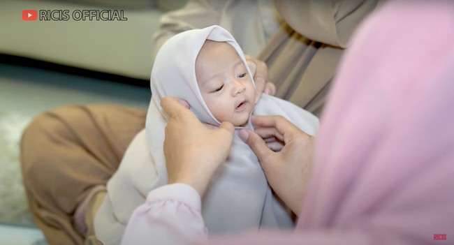 Setelahnya baby Moana pun berganti pakaian dan kembali dipasangkan hijab untuk pemotretan selanjutnya. Kali ini baby Moana mengenakan hijab berwarna coklat. Foto: YouTube/Ricis Official
