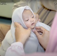 Setelahnya baby Moana pun berganti pakaian dan kembali dipasangkan hijab untuk pemotretan selanjutnya. Kali ini baby Moana mengenakan hijab berwarna coklat. Foto: YouTube/Ricis Official