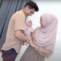 Mengenakan busana seragam, Ria Ricis, Teuku Ryan dan baby Moana tampak kompak. Keluarga kecil Ricis pun terlihat begitu harmonis. Foto: YouTube/Ricis Official