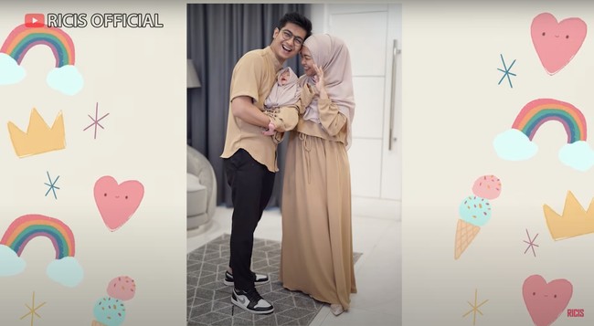 Sambil tertawa, ekspresi bahagia tampak jelas di wajah Ricis dan Ryan. Jika dilihat-lihat, baby Moana lebih mirip Ricis atau Ryan nih? Foto: YouTube/Ricis Official