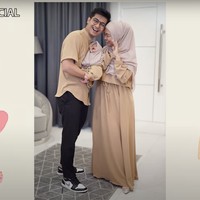 Sambil tertawa, ekspresi bahagia tampak jelas di wajah Ricis dan Ryan. Jika dilihat-lihat, baby Moana lebih mirip Ricis atau Ryan nih? Foto: YouTube/Ricis Official