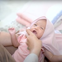 Masih berusia 1 bulan, baby Moana anak Ria Ricis dan Teuku Ryan rupanya sudah diajarkan untuk tampil tertutup dengan mengenakan hijab. Melalui salah satu video di YouTube miliknya, Ricis pun membagikan momen saat baby Moana mengenakan hijab. Foto: YouTube/Ricis Official