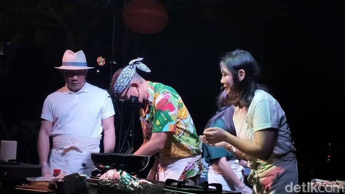 Ridwan Kamil dan Sandiaga Uno melakukan live cooking di Keuken 2022