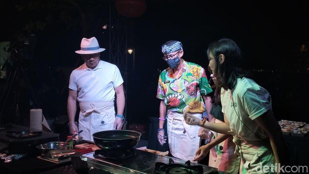 Ridwan Kamil dan Sandiaga Uno melakukan live cooking di Keuken 2022
