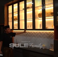 Dapur di lantai 2 rumah Sule makin terlihat mewah dan elegan dengan rak lemari kaca yang dilengkapi dengan lampu berwarna kuning. Rak lemari kaca itu tampak cukup besar dan terdiri dari 3 susun yang bisa digunakan untuk menyimpan peralatan dapur serta pajangan. Foto: YouTube/Sule Family