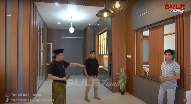 Di samping dapurnya Sule sudah menyiapkan tempat untuk nantinya meletakkan meja billiard. Dengan dinding yang didominasi oleh aksen kayu berwarna coklat dan lampu yang berwarna kuning, ruangan tersebut jadi terlihat semakin elegan dan mewah. Foto: YouTube/Sule Family