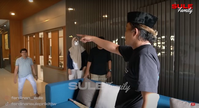 Sule mengungkapkan jika proses renovasi lantaii 2 rumahnya itu memakan waktuu sekitar 1 setengah bulan. Namun renovasinya itu belum sepenuhnya selesai karena masih ada beberapa ruangan lainnya yang juga akan direnovasi. Foto: YouTube/Sule Family