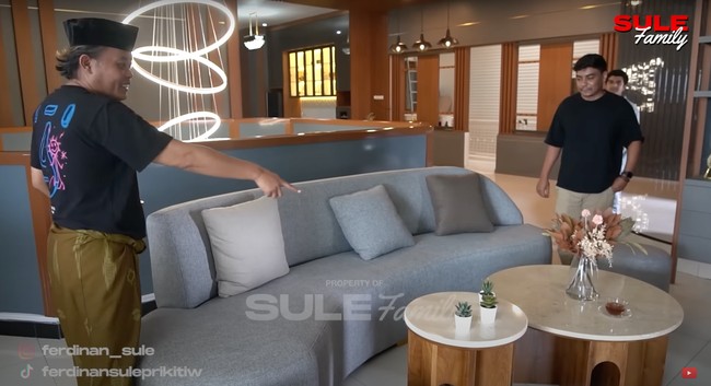 Komedian Sule mengungkap pernah diganggu makhluk halus di rumah besar dan mewahnya. Menurut pengakuan ayah empat anak ini, beberapa hewan gaib tiba-tiba datang dan berubah wujud. Foto: YouTube/Sule Family