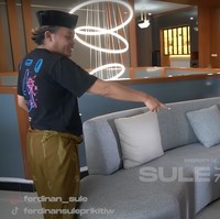 Komedian Sule mengungkap pernah diganggu makhluk halus di rumah besar dan mewahnya. Menurut pengakuan ayah empat anak ini, beberapa hewan gaib tiba-tiba datang dan berubah wujud. Foto: YouTube/Sule Family