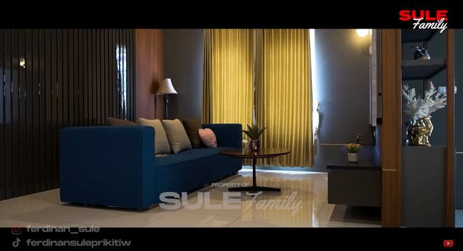 Di bagian pojok lantai 2 rumahnya terdapat ruang televisi untuk bersantai. Ruangan tersebut dilengkapi dengan sofa berwarna biru. Foto: YouTube/Sule Family