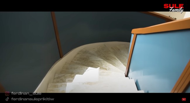 Begini penampakan bagian tangga di rumah Sule yang telah direnovasi. Lantainya tampak terbuat dari marmer dan bagian list pegangannya didominasi oleh warna tosca dan coklat. Foto: YouTube/Sule Family