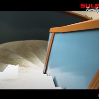 Begini penampakan bagian tangga di rumah Sule yang telah direnovasi. Lantainya tampak terbuat dari marmer dan bagian list pegangannya didominasi oleh warna tosca dan coklat. Foto: YouTube/Sule Family