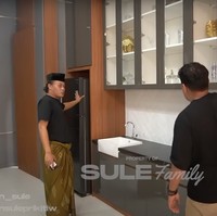 Melalui salah satu video di akun YouTube miliknya, Sule memamerkan lantai 2 rumahnya yang sudah direnovasi. Terlihat Sule membuat dapur mini untuk lantai 2 rumahnya. Hal itu dikarenakan dirinya mengaku sering lapar dan mencari makanan saat malaam hari. Sehingga agar tak perlu naik turun, Sule pun membuat dapur mini yang dilengkapi dengan kulkas dan dispenser. Foto: YouTube/Sule Family