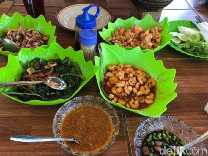 Sajian seafood di Warung Tikungan Bang Jhon Subang.
