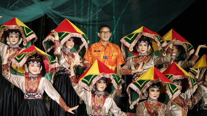 Menteri Pariwisata dan Ekonomi Kreatif Sandiaga Uno membuka Pahawang Culture Festival 2022. Tommy Saputra/detikSumut