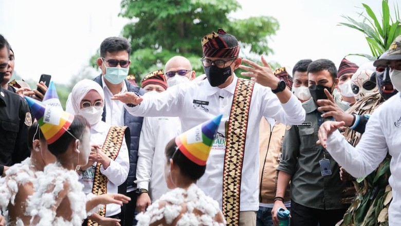 Menparekraf Sandiaga Salahuddin Uno saat menyaksikan salah satu pertujunkan dari Festival Krakatau 2022 di Anjungan Agung Terminal Eksekutif Bakaheuni, Sabtu (27/8/2022)