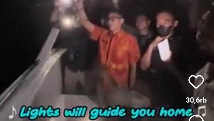 Tangkap layar momen Sandiaga Uno nyanyi diatas kapal yang nyasar. Sumber Instagram sandiuno