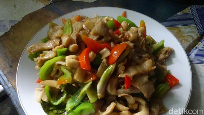 Sayur olahan cabai gendot khas Dieng.