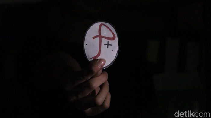 E mengaku terpapar HIV sejak tahun 2015 dan AS juga mengaku terpapar HIV sejak tahun 2018. Mereka semangat berjuang untuk bangkit melawan penyakit tersebut.