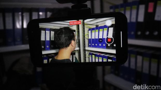 E mengaku terpapar HIV sejak tahun 2015 dan AS juga mengaku terpapar HIV sejak tahun 2018. Mereka semangat berjuang untuk bangkit melawan penyakit tersebut.