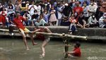 Seru Gaes! Gebuk Bantal dan Meniti Bambu di Atas Sungai