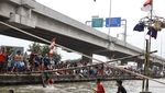 Seru Gaes! Gebuk Bantal dan Meniti Bambu di Atas Sungai