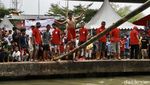 Seru Gaes! Gebuk Bantal dan Meniti Bambu di Atas Sungai