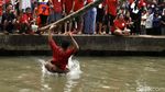 Seru Gaes! Gebuk Bantal dan Meniti Bambu di Atas Sungai