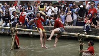 Begini momen lomba gebuk bantal yang digelar warga Cipinang Melayu, Jakarta Timur, di atas aliran Kalimalang, Jakarta, (28/08/2022).