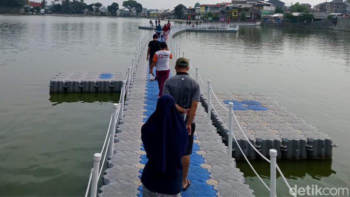 Situasi panggung apung di Situ Rawakalong, Cimanggis, Depok, Minggu (28/8/2022). (Foto: Dwi Rahmawati/detikcom)