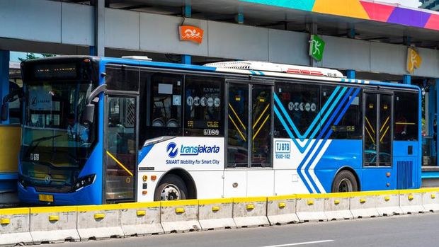 Sopir TransJakarta dipukul oleh seorang pengendara mobil di Ciputat, Tangerang Selatan. Peristiwa itu direkam oleh penumpang bus TransJakarta dan viral.