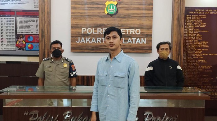 Sopir TransJakarta dipukul oleh seorang pengendara mobil di Ciputat, Tangerang Selatan. Peristiwa itu direkam oleh penumpang bus TransJakarta dan viral.