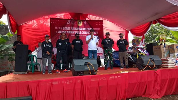 Suasana agenda gerak jalan sehat di Desa Cilebut Timur