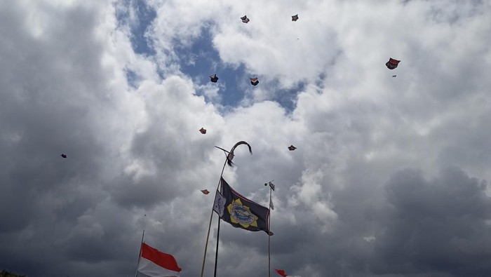 Suasana lomba layang-layang Tumbu Kite Festival di carik kuum, Desa Tumbu, Kecamatan dan Kabupaten Karangasem, Bali, Minggu (28/8/2022).