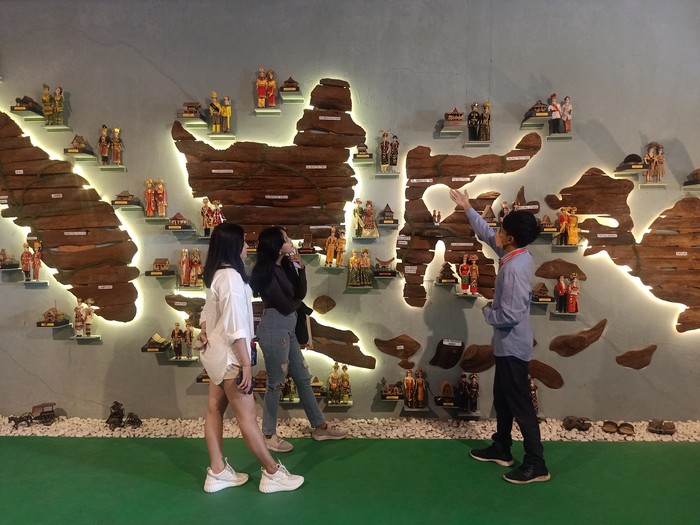 Tampak seorang pemandu dari Bali Doll House tengah memberikan penjelasan kepada pengunjung terkait boneka yang dipajang di area Nusantara di Bali Doll House di Jalan Prof. Dr. Ida Bagus Mantra No 99 Gianyar, Bali pada Minggu (28/8/2022)