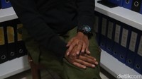 Tia (39) merupakan satu dari sekian banyak ibu rumah tangga (IRT) yang terpapar virus HIV/AIDS dari suaminya yang merupakan mantan pemakai narkoba.
