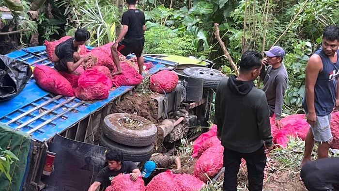 Truk bawa 7 ton bawang masuk jurang 20 meter di Enrekang