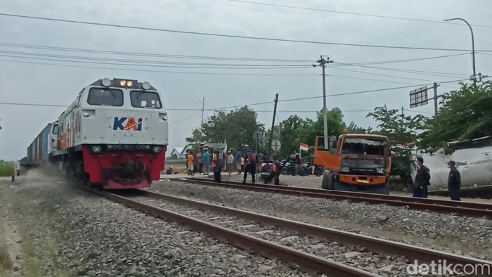 Truk tangki tertabrak KA barang di Grobogan, Minggu (28/8/2022).