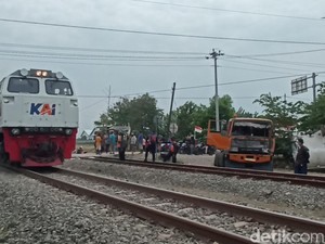 Mobil Ditabrak Kereta di Tasikmalaya, 1 Tewas dan 3 Luka Berat