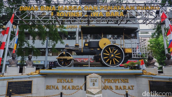 Tugu 0 KM Bandung di Jl Asia Afrika, Kota Bandung