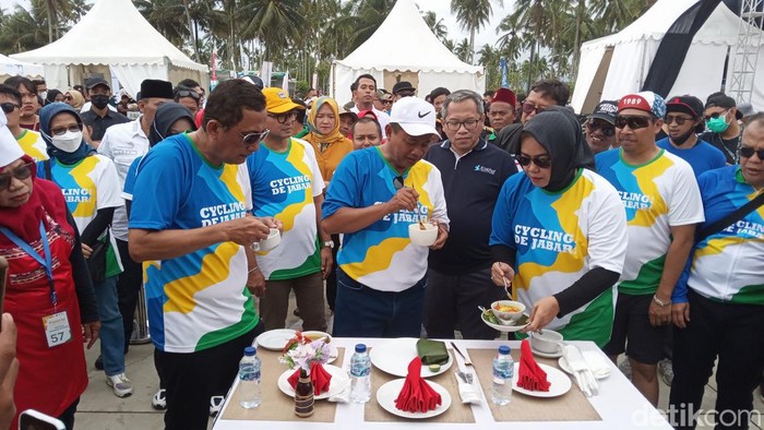 Wagub Jabar saat cicipi pindang gunung