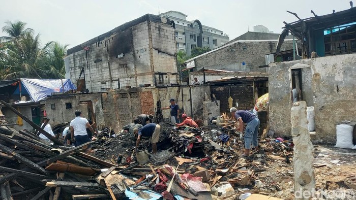 Warga bersih-bersih puing reruntuhan kebakaran Simprug (Khairul Maarif/detikcom)