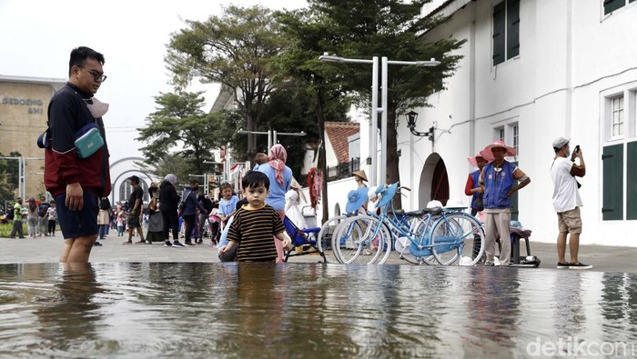 Revitalisasi Kota Tua Jakarta telah selesai dikerjakan. Warga pun kini dapat menikmati wajah baru Kota Tua.