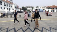 Wisatawan menikmati suasana Kota Tua yang sudah direnovasi besar-besaran. Nama Batavia dipilih karena merasa nama itu mencerminkan masa lalu, tapi dirancang dan dikemas sebagai kota modern masa depan. (Rengga Sencaya/detikcom)