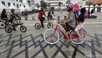 Kini warga dimanjakan fasilitas trotoar yang nyaman. Kini trotoar telah dilengkapi dengan street furniture, taman, dan air mancur.