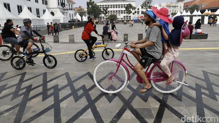 Warga Menikmati Wajah Baru Kota Tua