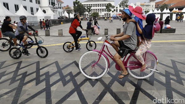 Kini warga dimanjakan fasilitas trotoar yang nyaman. Kini trotoar telah dilengkapi dengan street furniture, taman, dan air mancur. Kini warga dimanjakan fasilitas trotoar yang nyaman. Kini trotoar telah dilengkapi dengan street furniture, taman, dan air mancur.